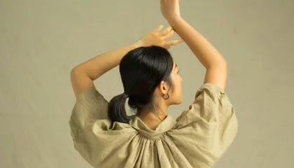 接机女球迷吐槽詹姆斯：哎哎哎这就走了，这都不看我们一眼